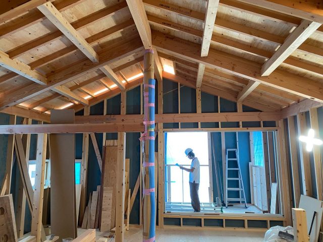 金物や筋交いが取り付けられ中間検査を受けました。自主検査でも確認しますがこの重要な段階では検査機関による検査も行われます。大工さんいつも丁寧な仕事ありがとうございます。  #HOUSE_S_PROJECT
#家がもっと好きになる
#あたりまえが愛おしい暮らし
#自然素材の家
#木の家づくり
#香川の工務店
#豊かな暮らし