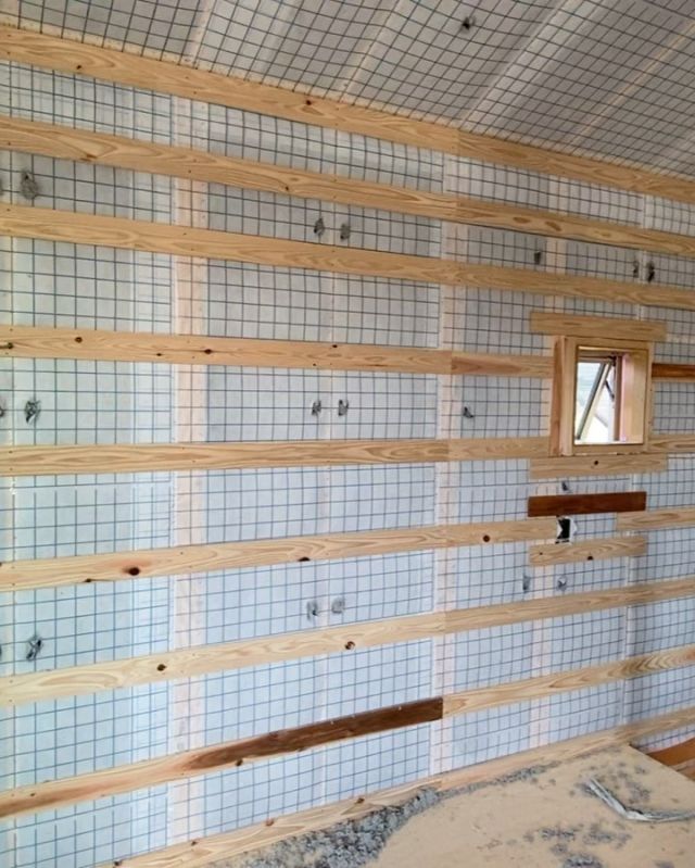 松縄の家のセルロースファイバー「デコスドライ工法」の吹き込みが行われました。
屋根や壁にしっかりと詰め込まれていきます。

温度、湿度、消臭、防音、防火等あらゆる面で効果を発揮してくれる断熱材。

9月23日（金）、24日（土）の構造見学会にてぜひ体感ください。

#HOUSE_S_PROJECT
#家がもっと好きになる
#あたりまえが愛おしい暮らし
#自然素材の家
#木の家づくり
#香川の工務店
#庭のある家
#豊かな暮らし
#関元工務店
#セルロースファイバー
#デコスドライ工法